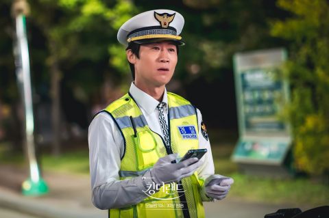 最抢眼特别演出！陈善奎《欢迎来到王之国》恋爱高手警察VS《恶鬼》金泰梨教授爸爸 韩剧 第4张-剧情网