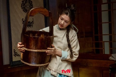 【分集剧情】tvN奇幻剧《还魂》开播：天下第一杀手意外附身瘦弱盲女，识破真相者只有毫无法术的「私生子」！（ep.1） 韩剧 第7张-剧情网