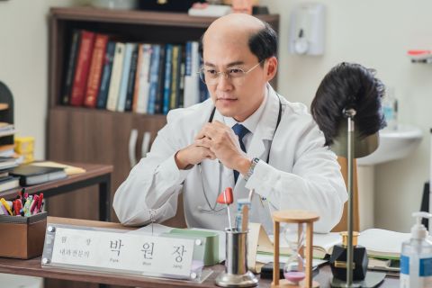 李瑞镇真的扮秃头！《内科朴院长》最新剧照公开，端坐办公室头顶发光、假发片引人瞩目！ 韩剧 第2张-剧情网