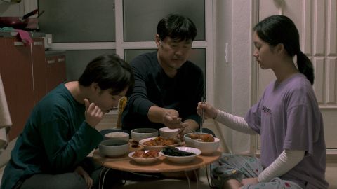 2021韩国年度最佳独立电影《阿爸休假中》4月22日在台献映！抗议被裁员又败诉的阿爸，休假十天不得闲〜 韩国电影 第3张-剧情网