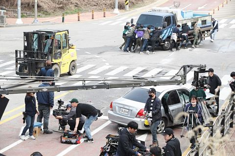 《飙风特警队》柳俊烈无拍摄行程照练车   与曹政奭一较高下 韩国电影 第9张-剧情网