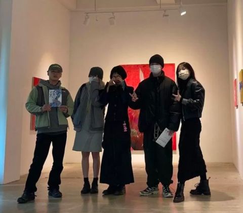 泫雅&Dawn没承认复合却手牵手看画展，再传「复合说」！ 明星 第2张-剧情网