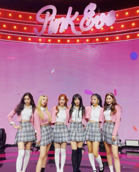 人气女团 Apink 集体换上《鱿鱼游戏》的经典绿色运动服：就算是真爱也无法一眼认出的超强cosplay 明星 第2张-剧情网