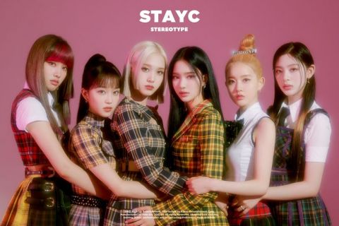 女团STAYC「9岁就活跃在娱乐圈的成员VS刚出道的成员」：你哭你的，我吃我的！showcase也不是什么大事咯XD 明星 第2张-剧情网