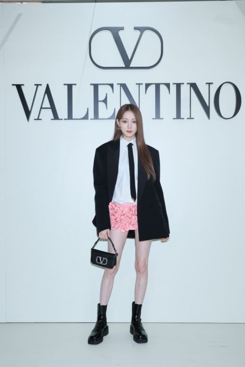 李圣经现身香港出席 VALENTINO 2023秋冬新品发布活动，Black Tie搭铆钉彰显现代韵味 明星 第2张-剧情网