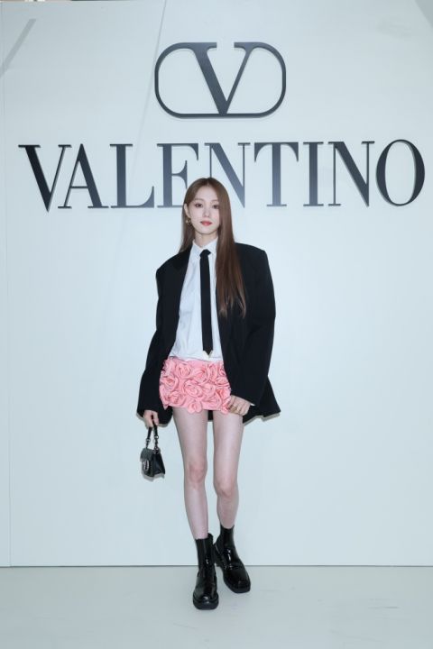 李圣经现身香港出席 VALENTINO 2023秋冬新品发布活动，Black Tie搭铆钉彰显现代韵味 明星 第3张-剧情网