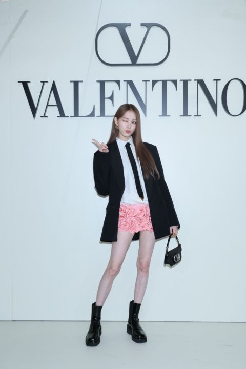 李圣经现身香港出席 VALENTINO 2023秋冬新品发布活动，Black Tie搭铆钉彰显现代韵味 明星 第6张-剧情网