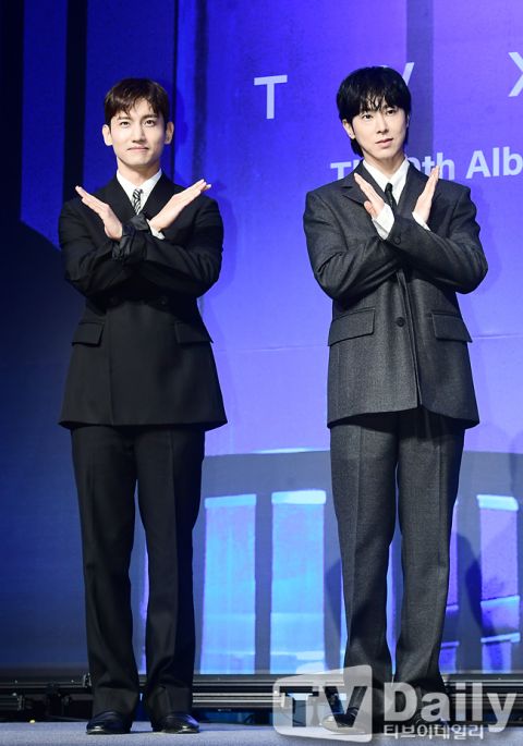 东方神起迎出道20周年！今日发行正规9辑《20＆2》，昌珉＆允浩帅气出席记者会！ 明星 第3张-剧情网