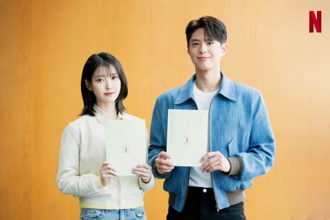 《您辛苦了》IU、朴宝剑杀青！剧照首次曝光：「真的很有那个年代的氛围感」 韩剧 第2张-剧情网